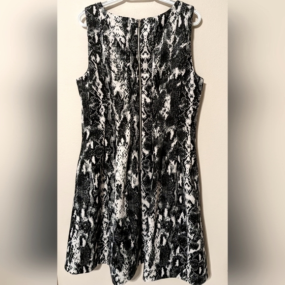 Calvin Klein, Black & White, Snakeskin Print, Scuba Dress, Side Pockets, Size 16 - Picture 5 of 9